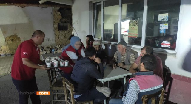 Türk Kızılay Manisa'dan yangın ekipleri ve vatandaşlara beslenme desteği