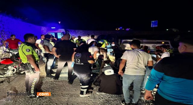 Somadan Akhisar'a Giden İşçi Servisi Kaza Yaptı 11 Kişi Yaralandı