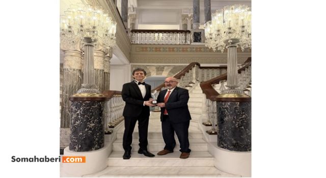 Akif Manaf’a Egeyön Barış Ödülü verildi