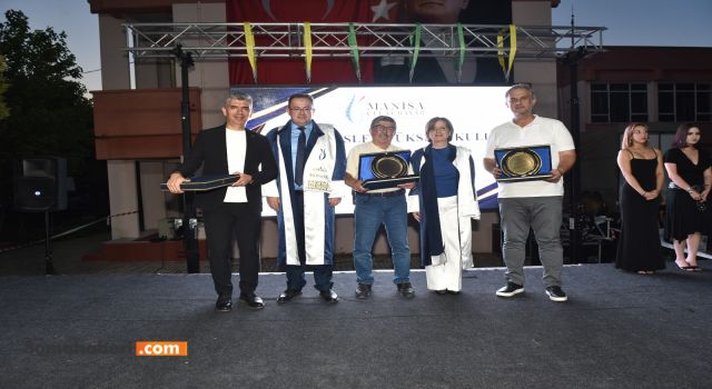 SOSEV’e eğitime katkılarından dolayı teşekkür plaketi