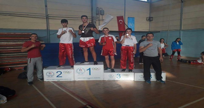 KICKBOKS’DA SOMA’ LILAR İZMİRİ AYAĞA KALDIRDI