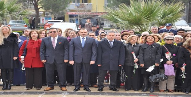 Soma ‘da 8 Mart Dünya Kadınlar günü Cengiz Topel Meydanında kutlandı.