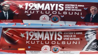 19 Mayıs Pankartı Önce Asıldı. Yanlışlık Fark Edilince Değiştirildi