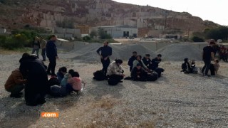 Durdurulan Araçta 27 Düzensiz Göçmen Yakalandı