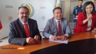 GEDÜZ, YENİ BAŞKAN DÖNMEZ'E HALKIMIZ SİZE MAZBATAYI VERMİŞ BİZEDE VERMEK DÜŞER DİYEREK TESLİM ETTİ