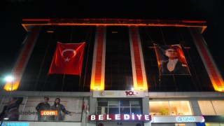 SOMA BELEDİYESİ, LÖSEV HAFTASI’NDA TURUNCU IŞIKLARLA FARKINDALIK YARATTI