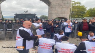 Madencilerin Ankara yürüyüşüne jandarma barikatı: Hakları için yola çıktılar, Kırkağaç’ta durduruldular