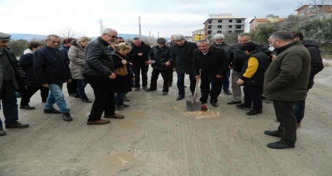 Adnan Menderes Caddesine Çiçek Diktiler