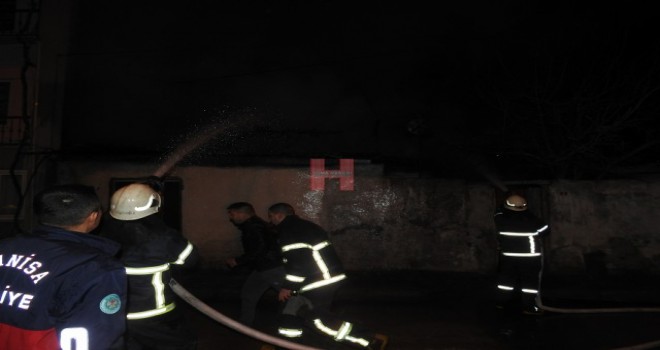 Tek Katlı Ev Yandı.