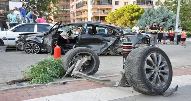 Manisa’da otomobil yayaların arasına daldı: 2 ölü