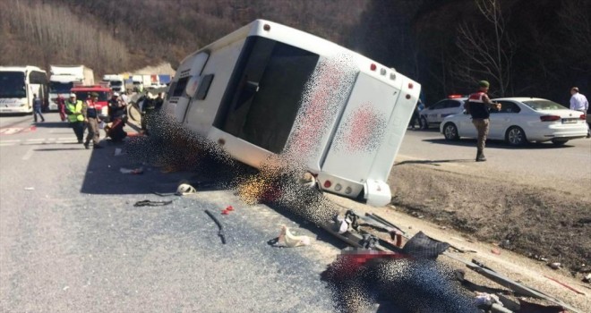 Türk Metal Sendikası üyelerini taşıyan otobüs devrildi: