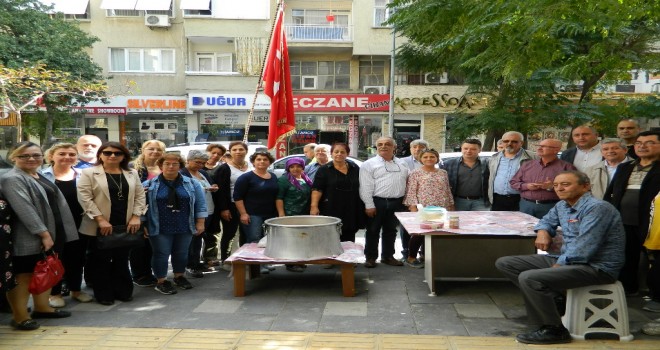 CHP İlçe Teşkilatı Aşure Dağıttı