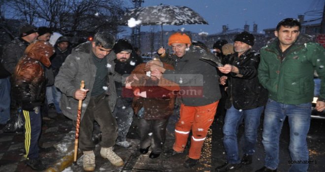 Ayağı Kaydı. Su Kanalına Basınca Arabanın Önüne Düştü.