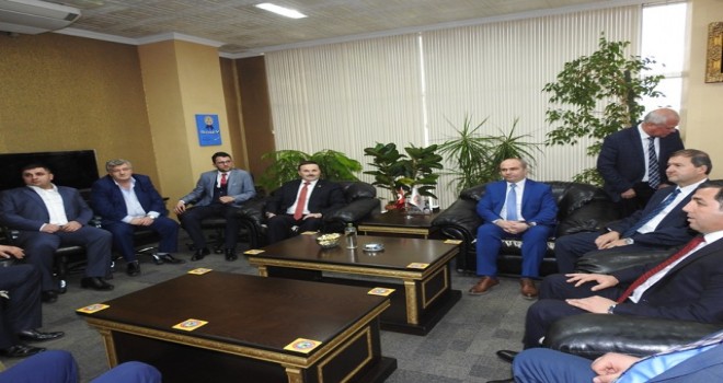 CENGİZ BEY HİZMET YAPMAK YERİNE HİZMET YAPIYOR ALGISI YANSITIYOR"