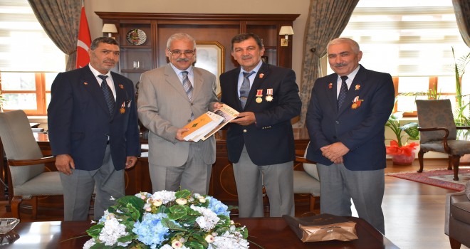 Somalı Gaziler Manisa Valisi Mustafa Hakan Güvenç er"i Ziyaret Etti