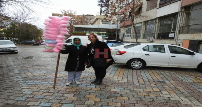 Belediye çiçek dağıttı.