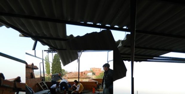 Çatıdan düştü