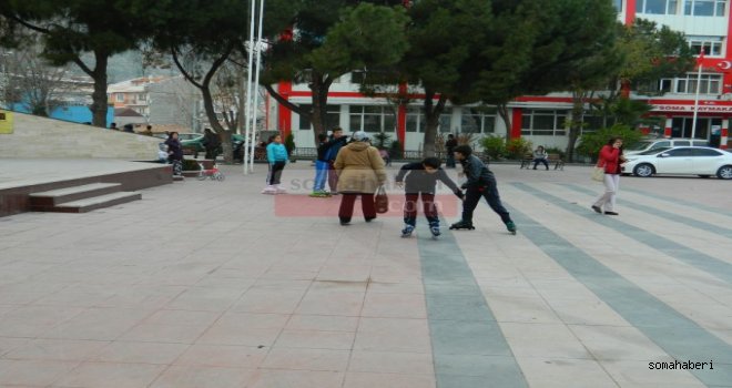 Çocuklar Kaymak İçin Paten Pisti Bulamayınca Hükümet Meydanını Paten Pisti Olarak Kullanıyorlar