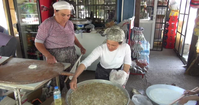 Milas Örenli kadınların ev baklavası yok satıyor