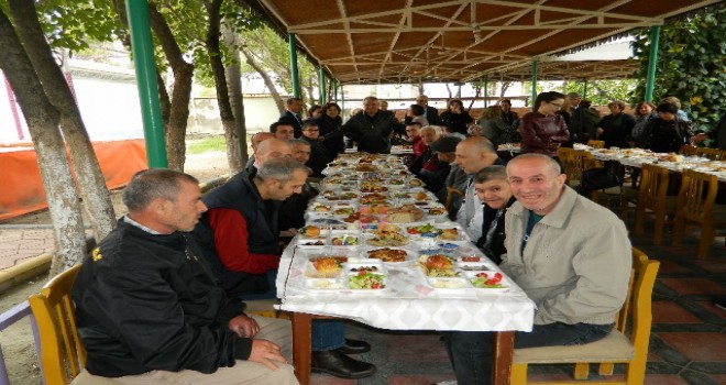 Soma CHP Kadın Kolları Yaşlılarla Birlikte Kahvaltı Yaptı