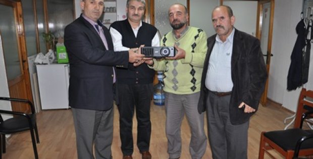 İsmail Uğurlu MHP Soma İlçe Teşkilatına Projeksiyon Hediye Etti