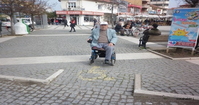 ÖZÜRLÜ RAMPALARI VE KALDIRIMLARA YAPILAN PARKLAR