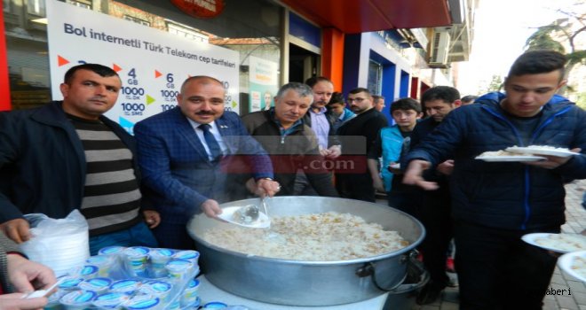 Soma İlçesinde Ülkü Ocakları Eğitim ve Kültür Vakfı Pilav Hayırı Yaptı