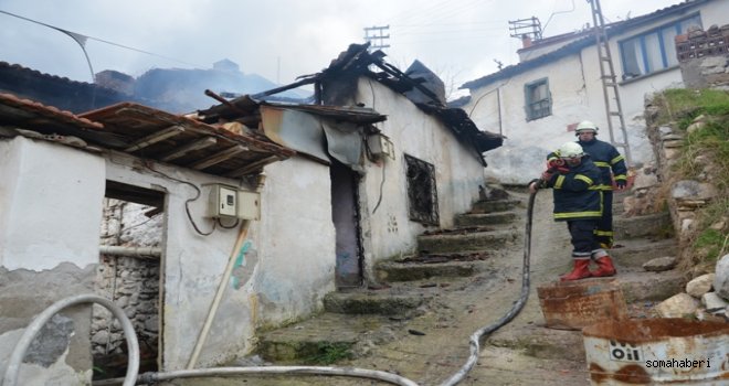 Tek katlı ev küle döndü